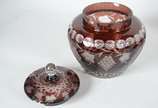 Poncheira com 12 canecas de cristal doublé rubi... - Poncheira com 12 canecas de cristal doublé rubi lapidado.