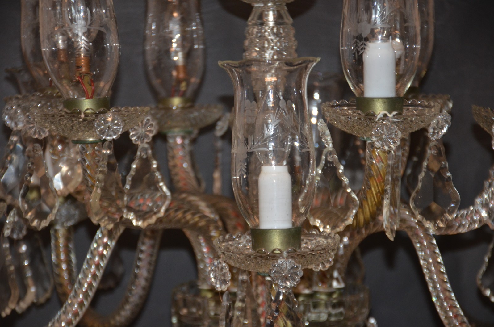 Belíssimo lustre de cristal para 12 luzes, placas lapidadas. (um... - foto 4 de 11