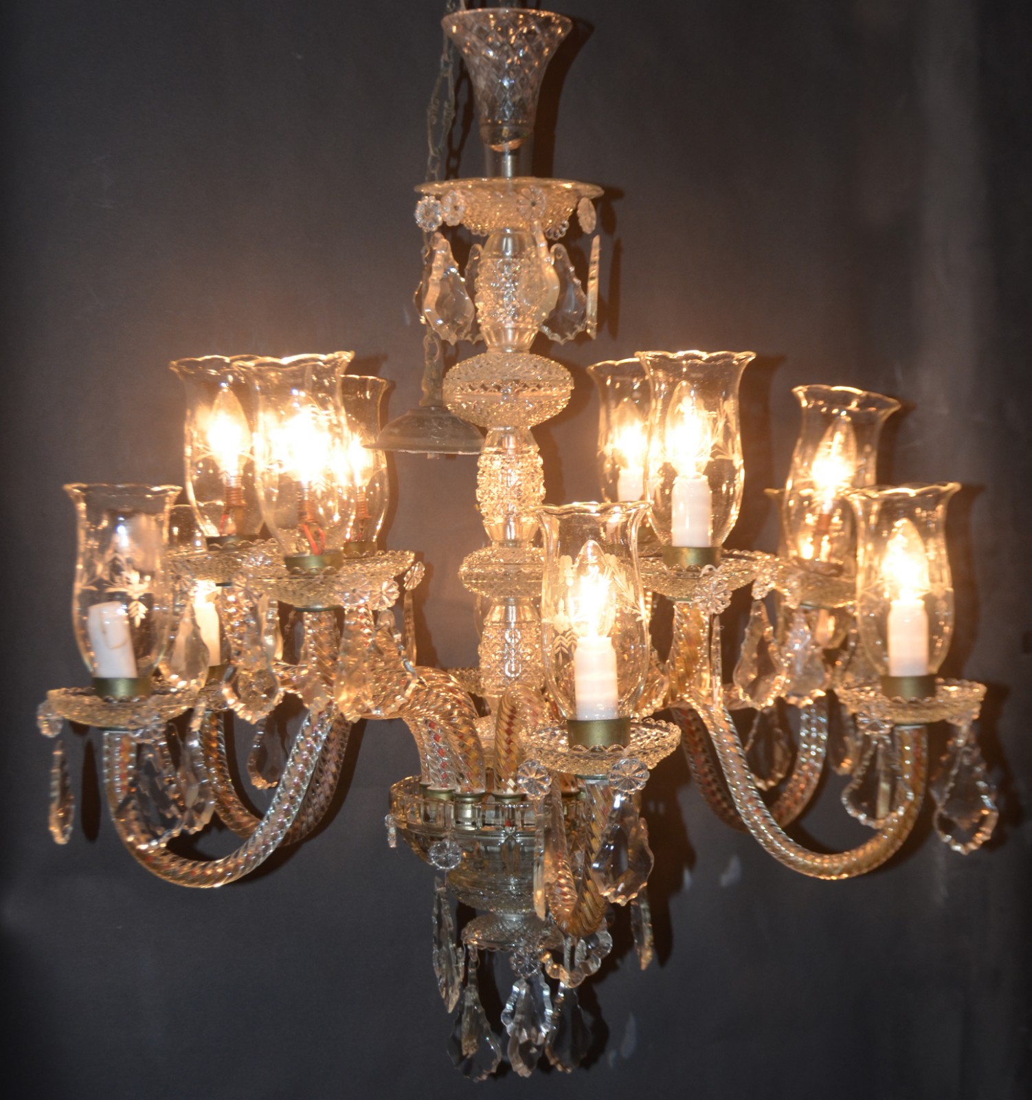 Belíssimo lustre de cristal para 12 luzes, placas lapidadas. (um... - foto 2 de 11