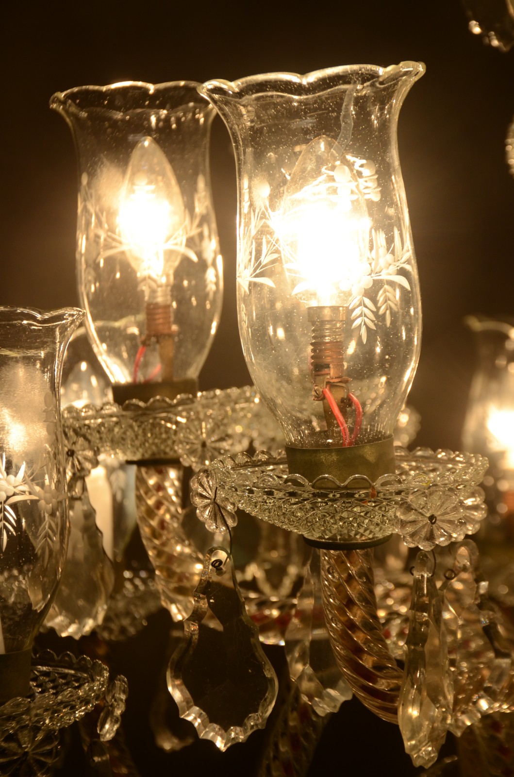 Belíssimo lustre de cristal para 12 luzes, placas lapidadas. (um... - foto 6 de 11