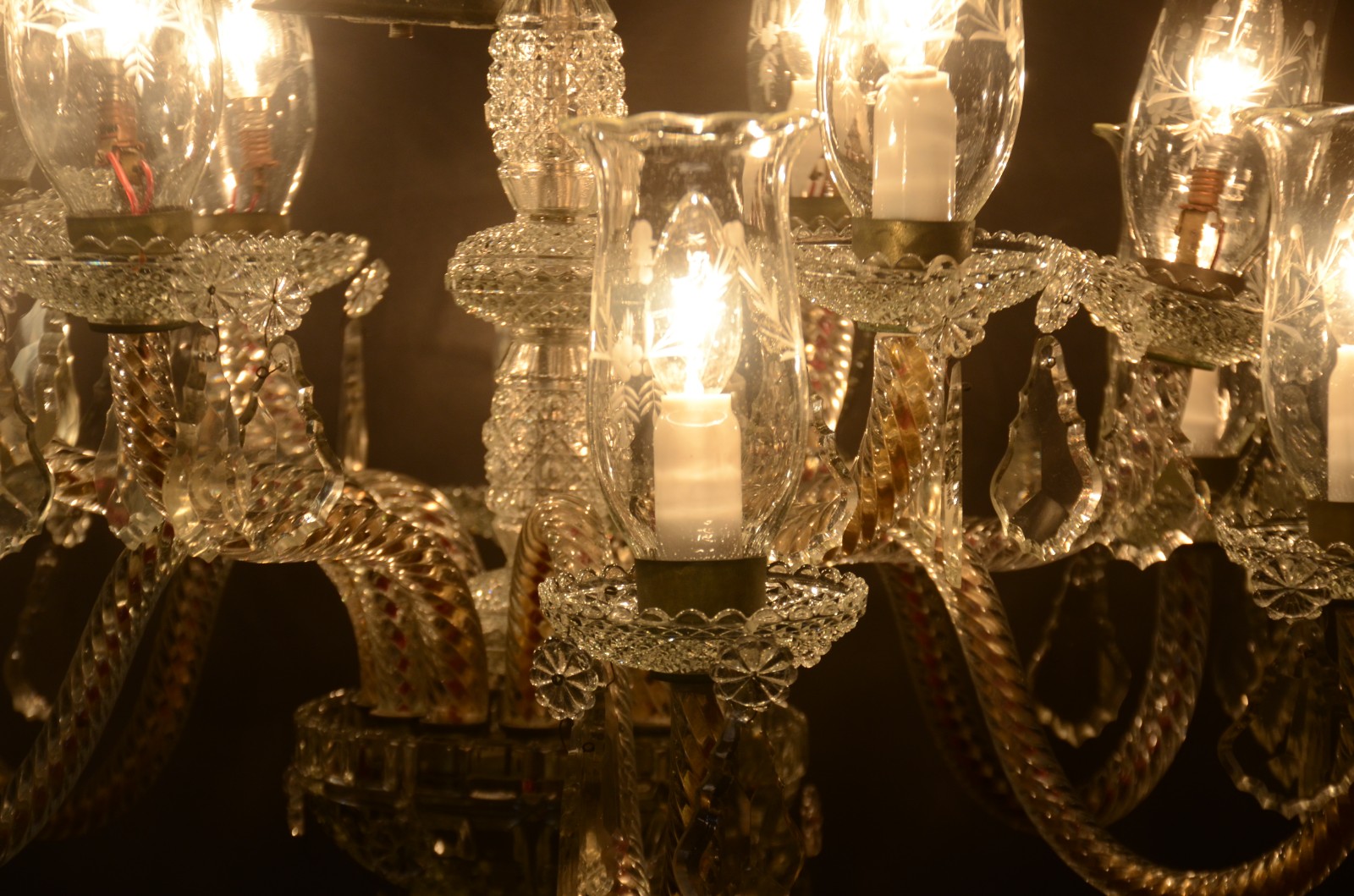 Belíssimo lustre de cristal para 12 luzes, placas lapidadas. (um... - foto 7 de 11