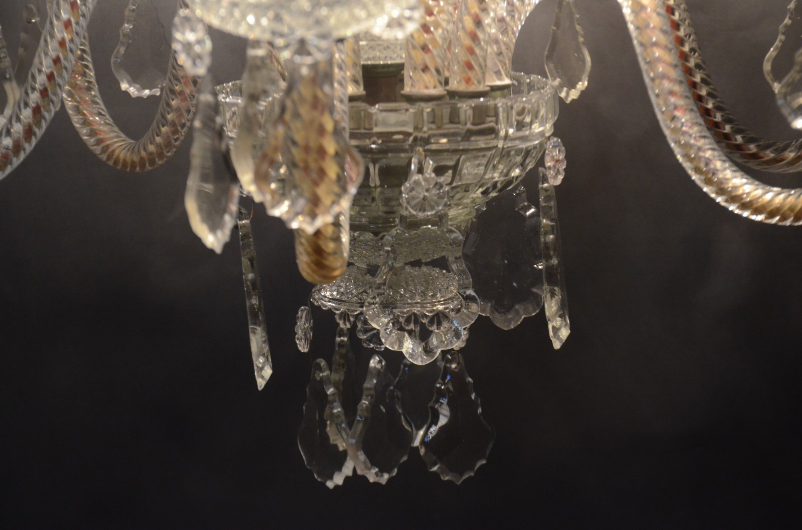 Belíssimo lustre de cristal para 12 luzes, placas lapidadas. (um... - foto 8 de 11