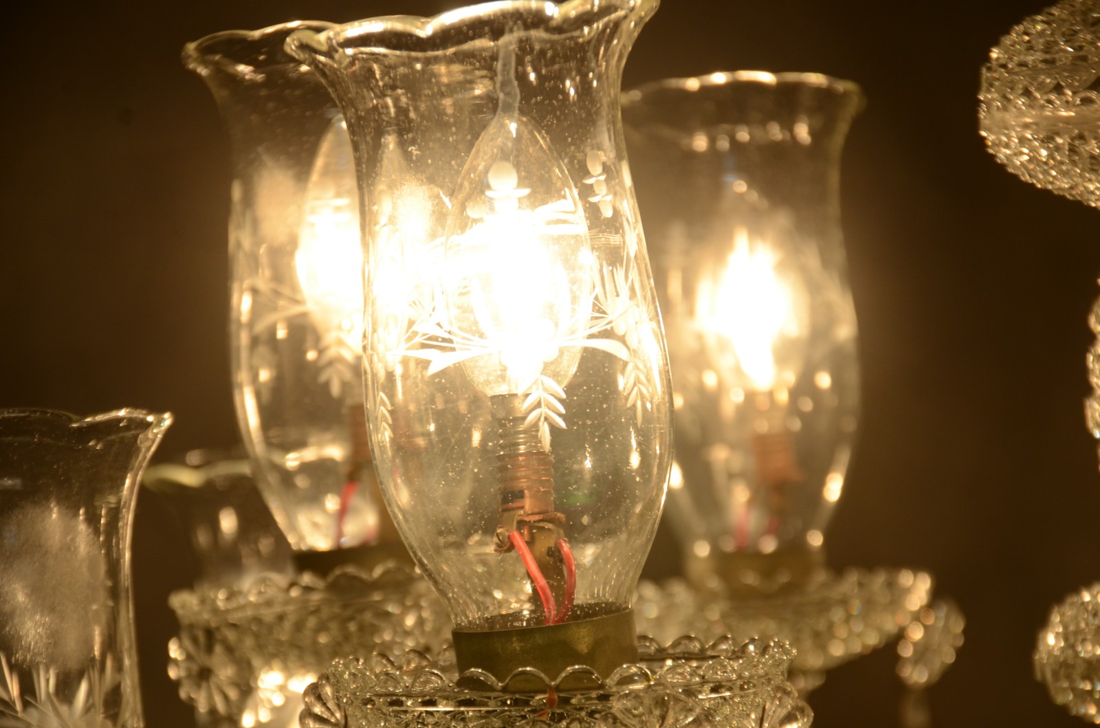 Belíssimo lustre de cristal para 12 luzes, placas lapidadas. (um... - foto 9 de 11