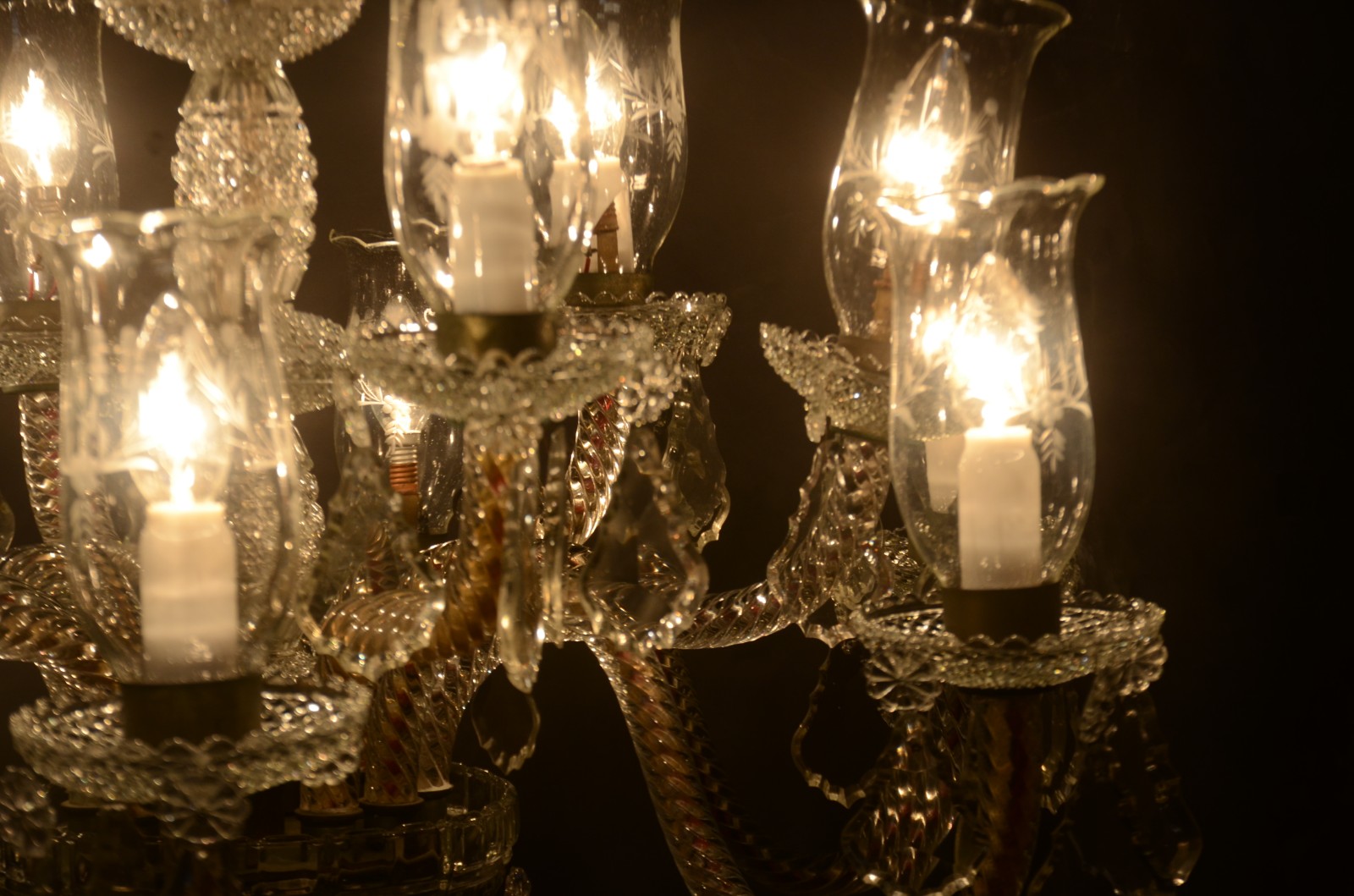 Belíssimo lustre de cristal para 12 luzes, placas lapidadas. (um... - foto 10 de 11