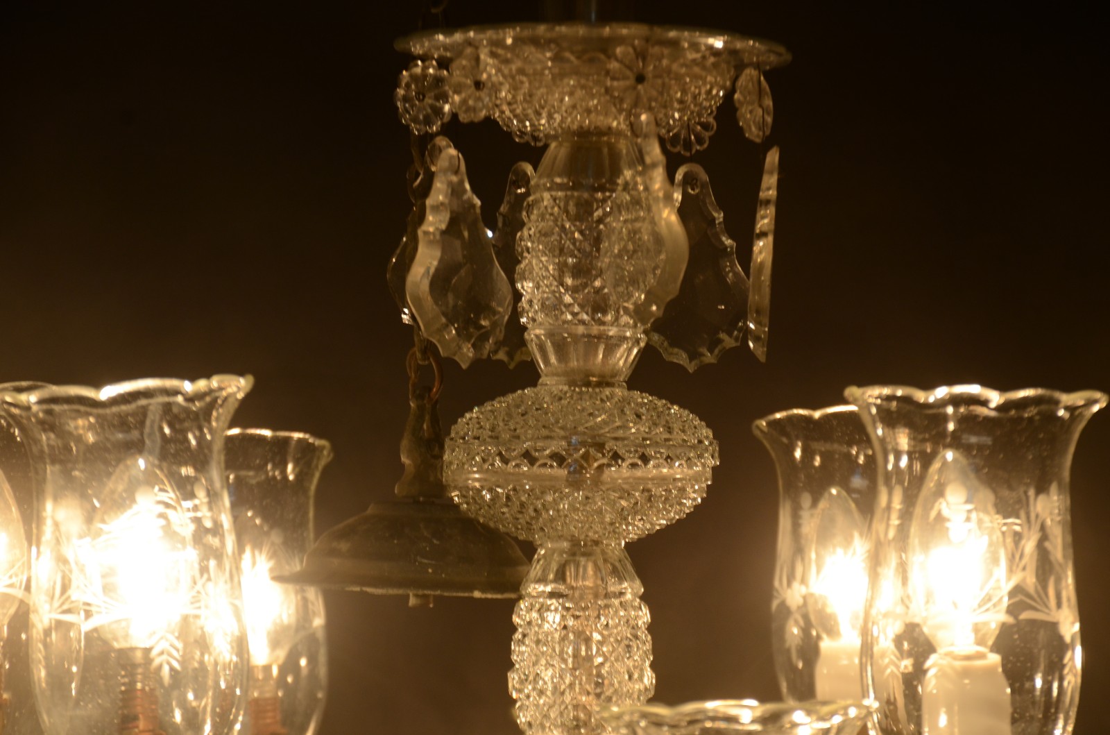 Belíssimo lustre de cristal para 12 luzes, placas lapidadas. (um... - foto 11 de 11