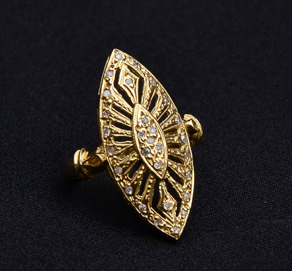 Anel de ouro 18 k com 33 brilhantes, peso 4,5 g.