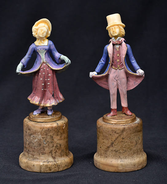 Par de pequenas estatuetas de bronze com marfim repres.casal de...