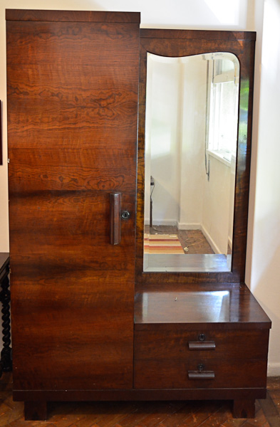 Armário ART DECO de madeira nobre, uma porta e duas gavetas encimadas...