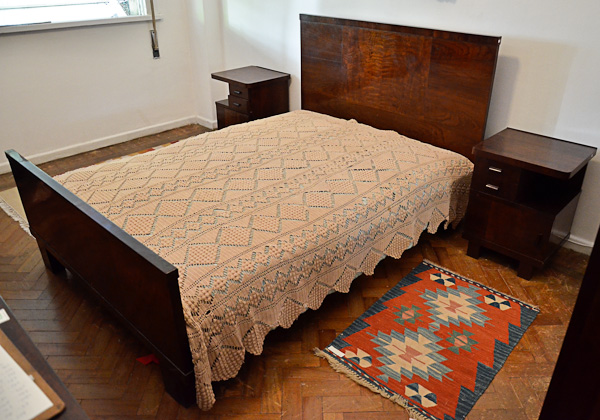 Cama de casal e par de mesinhas de cabeceira ART DECO,com 2...
