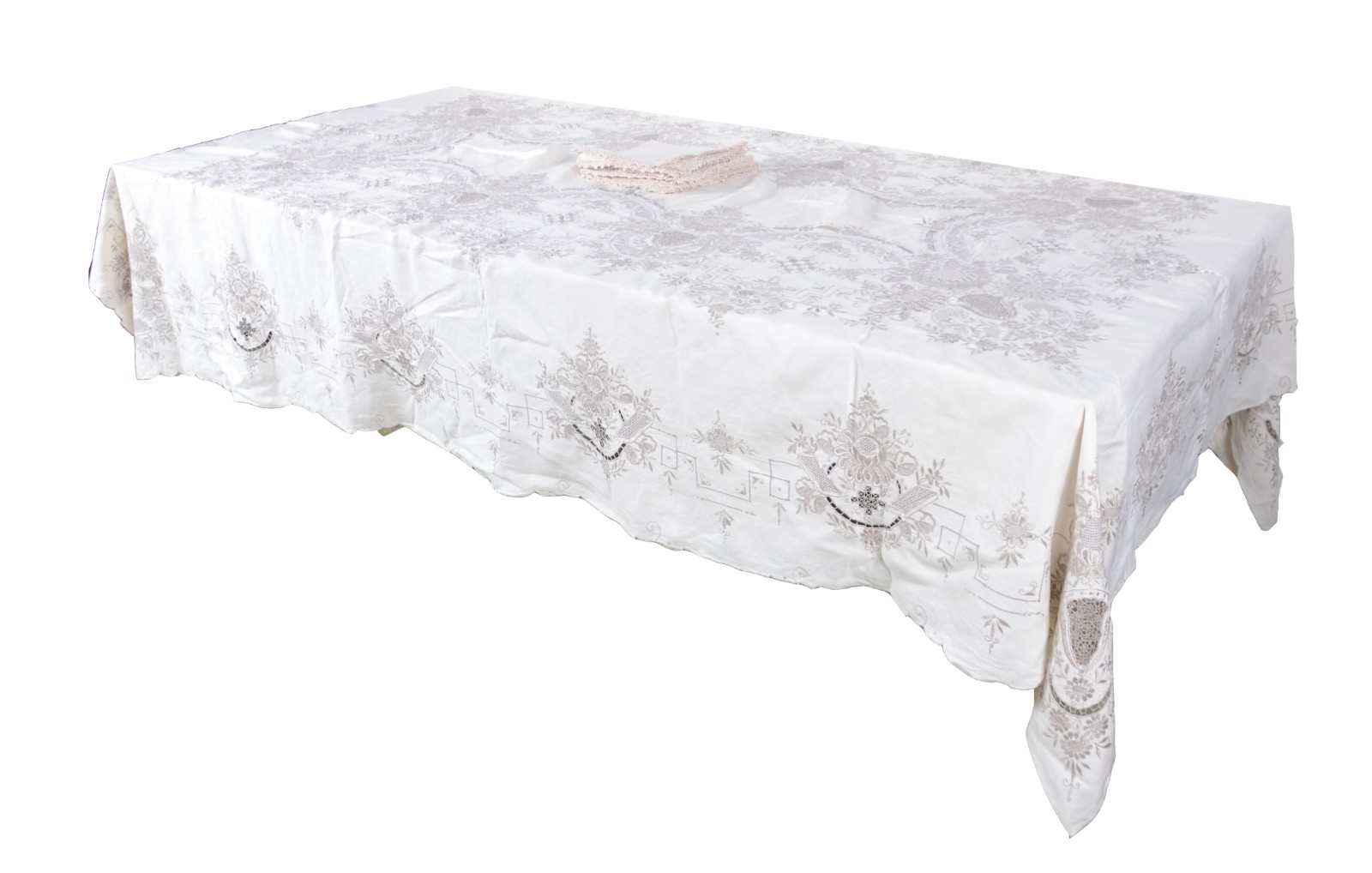 Toalha de mesa na cor bege bordada. Acompanham 12 guardanapos. Com... - foto 1 de 10
