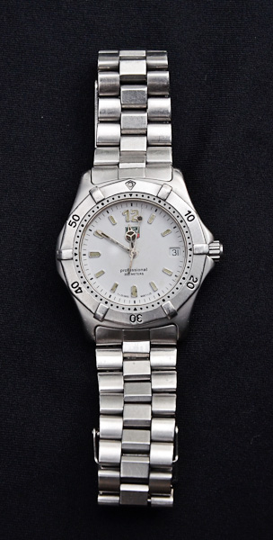 Relógio TAG HEUER com pulseira de aço, mostrador com diam. de 3,5 cm.