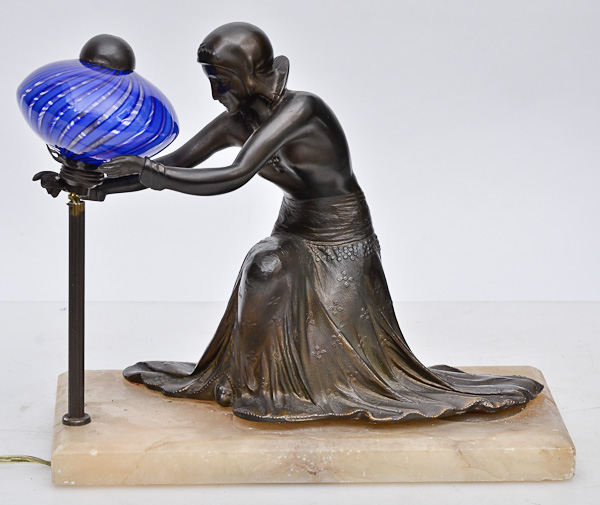 Luminária de bronze repres.figura feminina, manga de vidro azul, base...