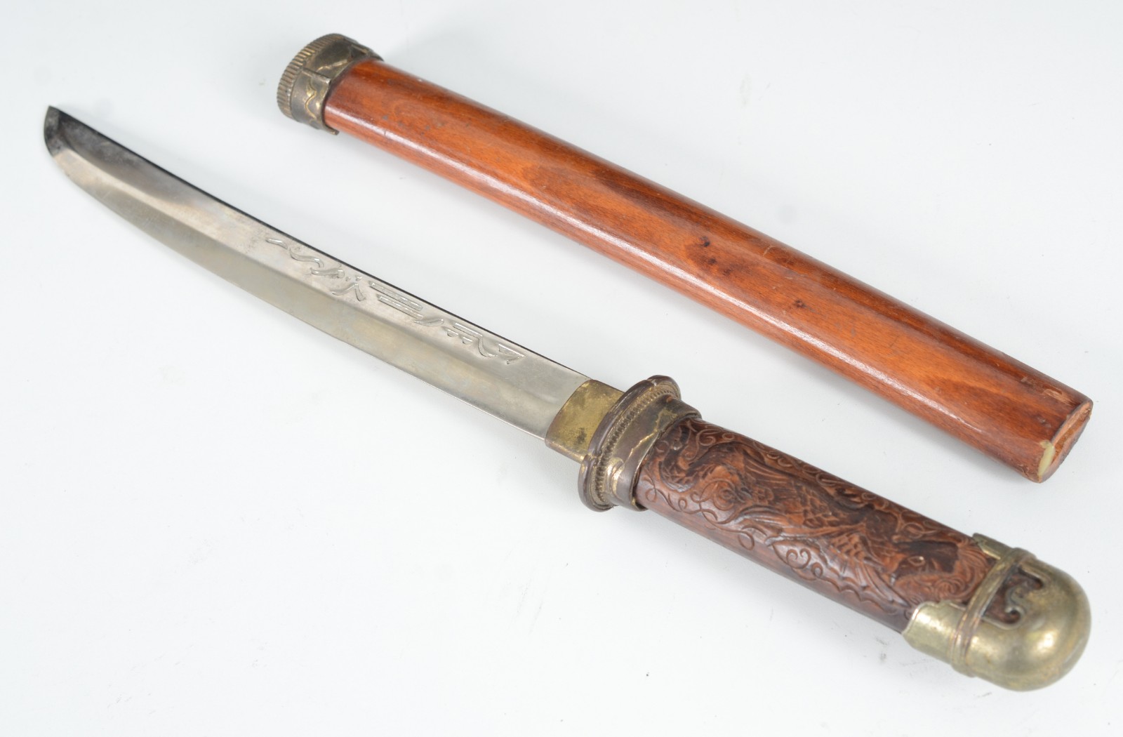 Espada curta de Samurai com bainha e cabo de madeira entalhada... - foto 1 de 8