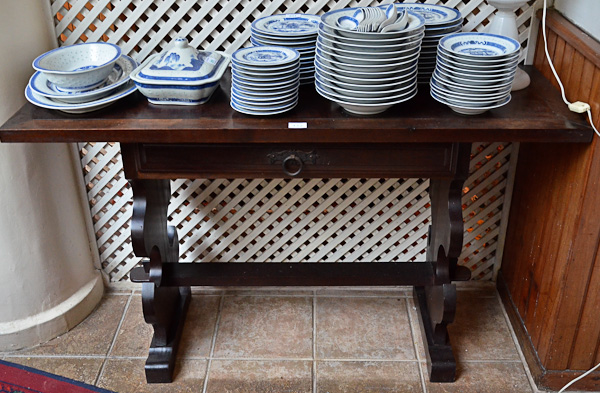 Mesa de escritório de madeira nobre, com 1 gaveta, pernas laterias...