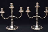 Par de candelabros de prata STERLING 925 mls, c... - Par de candelabros de prata STERLING 925 mls, contrastada, 2 braços recurvos, haste central e bordos da base redonda decorados com motivos flora...