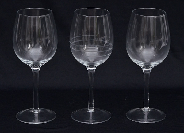 Conjunto com 18 cálices de vidro para vinho.