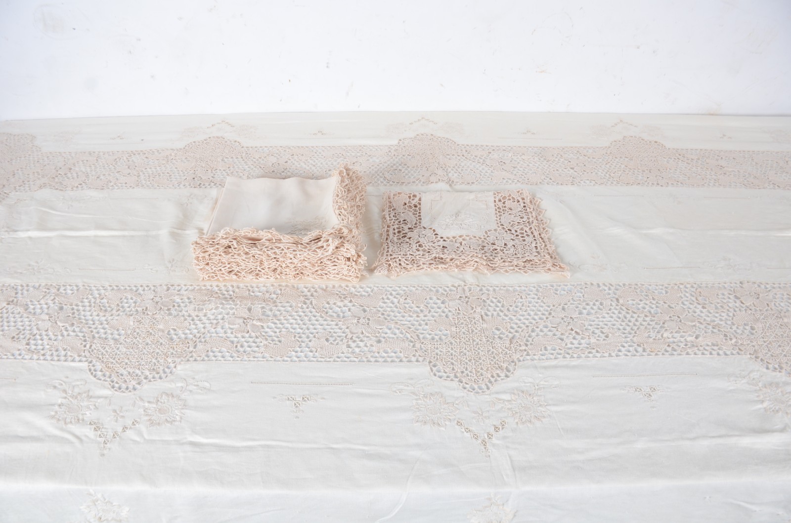 Toalha de mesa de linho com bordados. Acompanham 12 guardanapos. Com... - foto 4 de 10