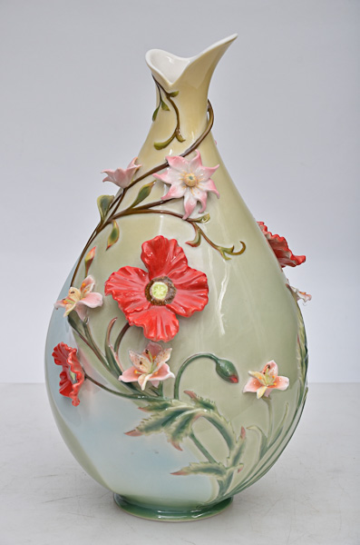 Vaso de porcelana policromada com flores em relevo, alt. 42 cm.