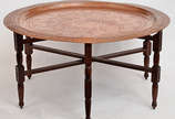 Mesa oriental com base de madeira articulada e ... - Mesa oriental com base de madeira articulada e tampo de metal dourado