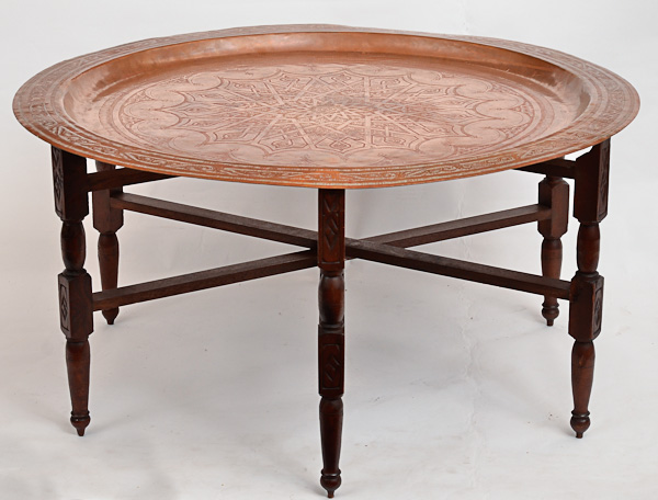 Mesa oriental com base de madeira articulada e tampo de metal dourado