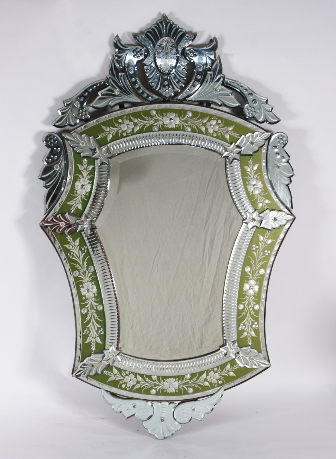 Espelho veneziano de cristal bisotado, moldura espelhada e contorno... - foto 1 de 6