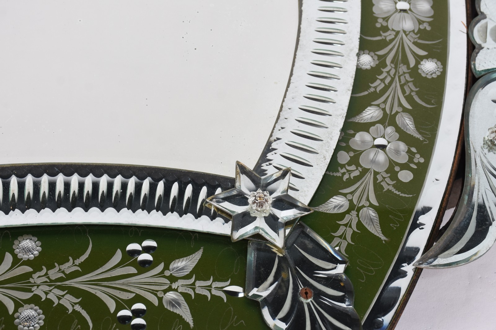Espelho veneziano de cristal bisotado, moldura espelhada e contorno... - foto 4 de 6