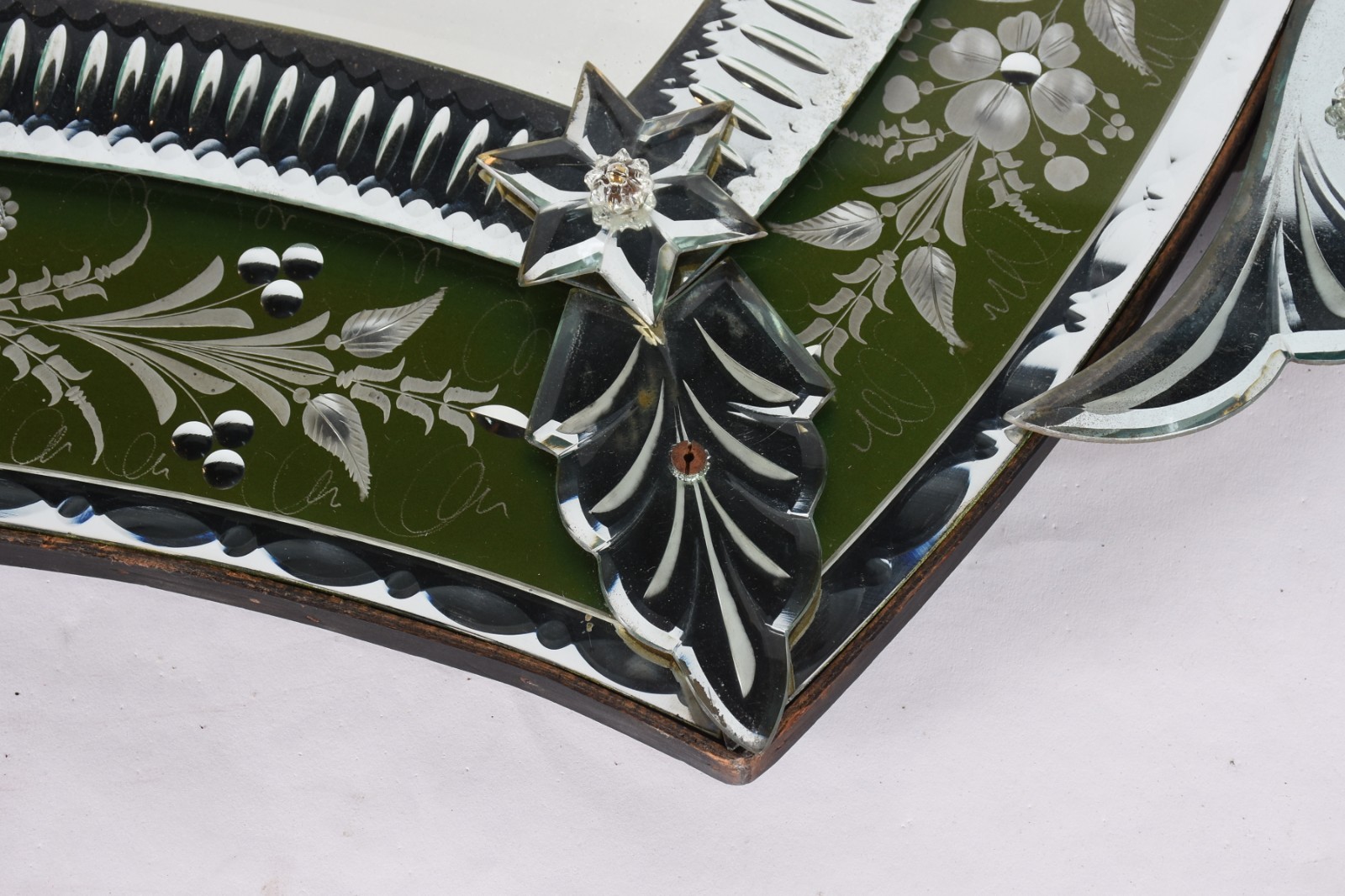 Espelho veneziano de cristal bisotado, moldura espelhada e contorno... - foto 6 de 6