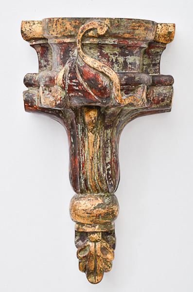 Peanha de madeira entalhada e patinada, alt.46 cm.