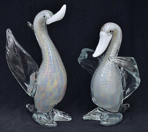Dois patos de murano com pó de prata, alts. 26 e 31 cm.