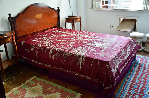 Colcha oriental para cama de casal em seda policromada, com ave do... - foto 2 de 2