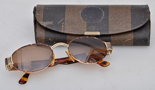 FENDI - óculos de sol italiano, metal dourado e tartaruga, no estojo.