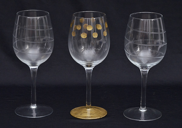 Conjunto com 18 cálices de vidro para vinho.