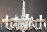 Lustre de cristal de overlay branco para 6 luze... - Lustre de cristal de overlay branco para 6 luzes, pequenas flores em policromia, pingentes lapidados. Um dos cilindros de vidro leitoso quebrado.