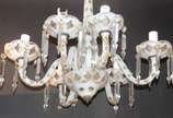 Lustre de cristal de overlay branco para 6 luze... - Lustre de cristal de overlay branco para 6 luzes, pequenas flores em policromia, pingentes lapidados. Um dos cilindros de vidro leitoso quebrado.