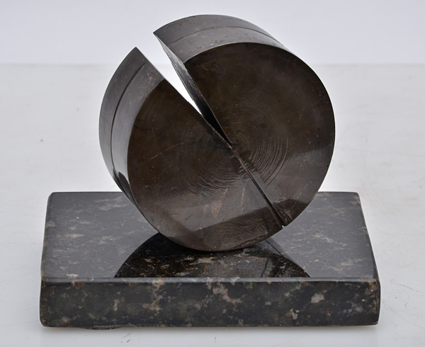 Escultura de bronze repres.círculo, alt. 16 cm, base 12 x 18 cm.