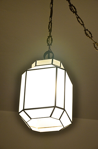 Lustre de metal dourado com vidros foscos, feitio quadrangular.
