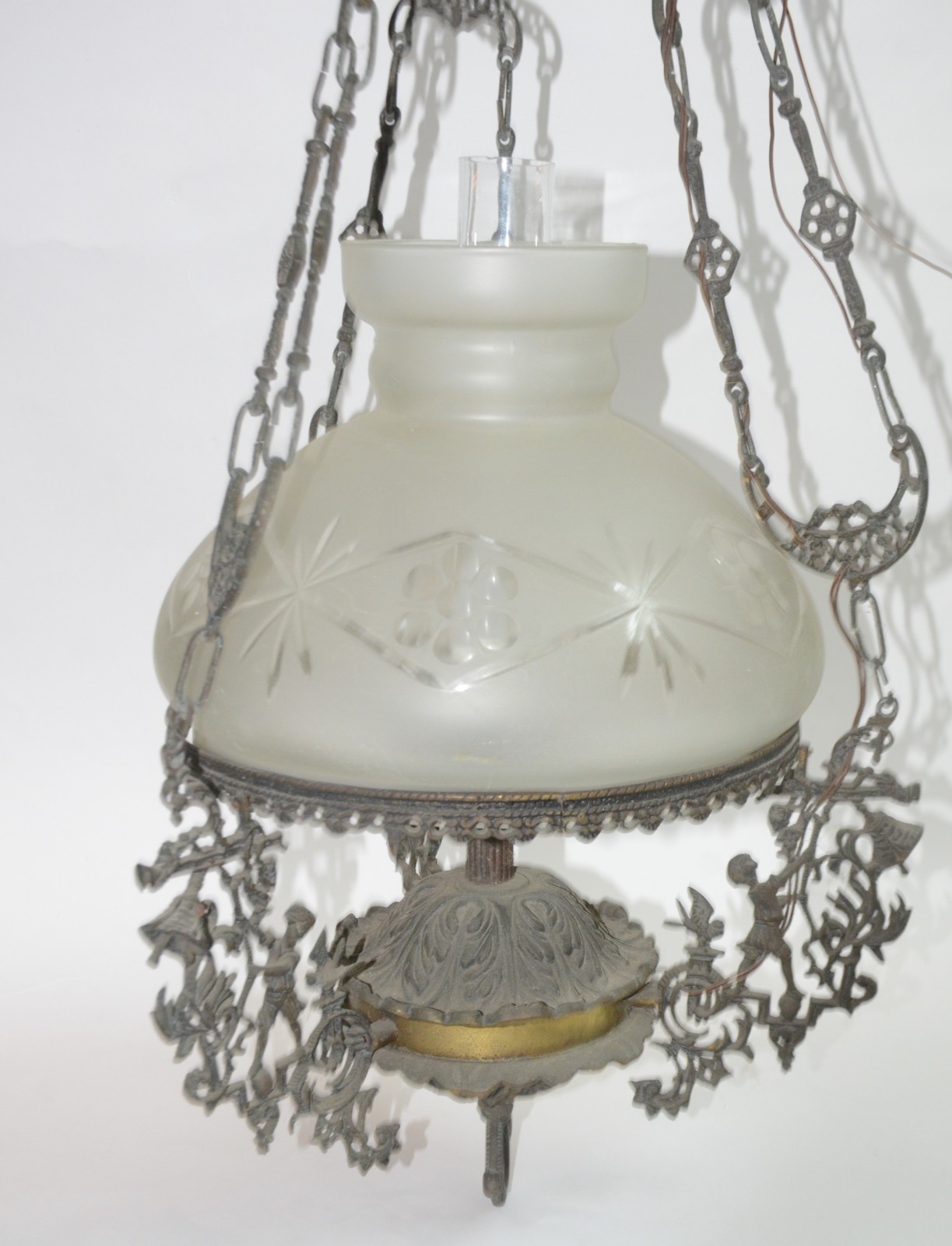 Lustre de metal com cúpula de vidro lapidado. - foto 2 de 6
