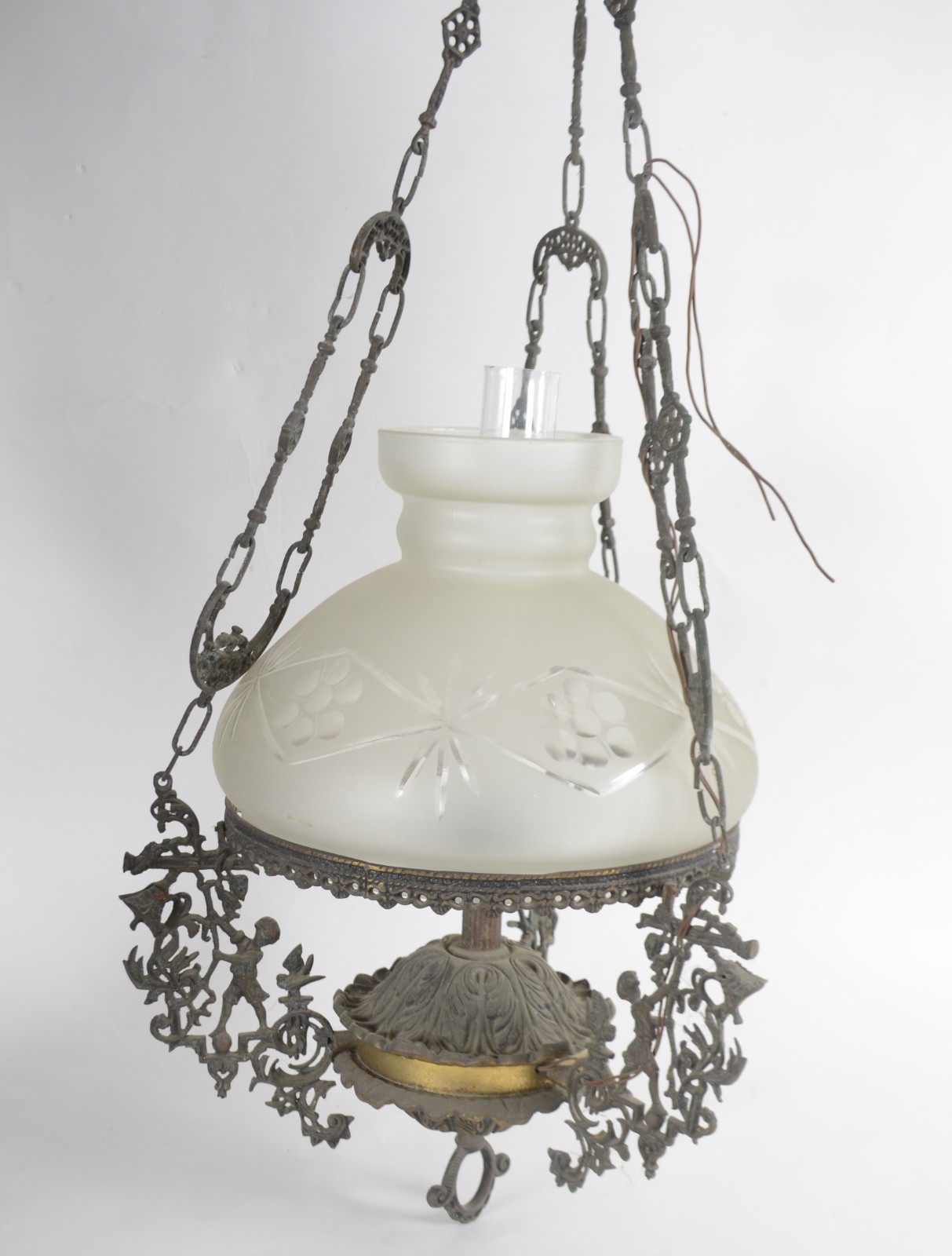Lustre de metal com cúpula de vidro lapidado. - foto 3 de 6