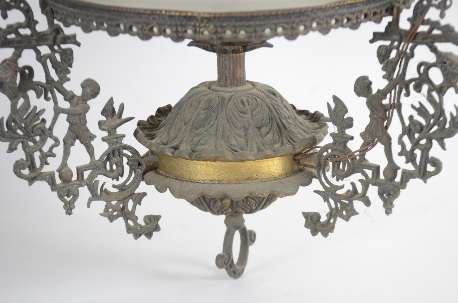 Lustre de metal com cúpula de vidro lapidado. - foto 4 de 6