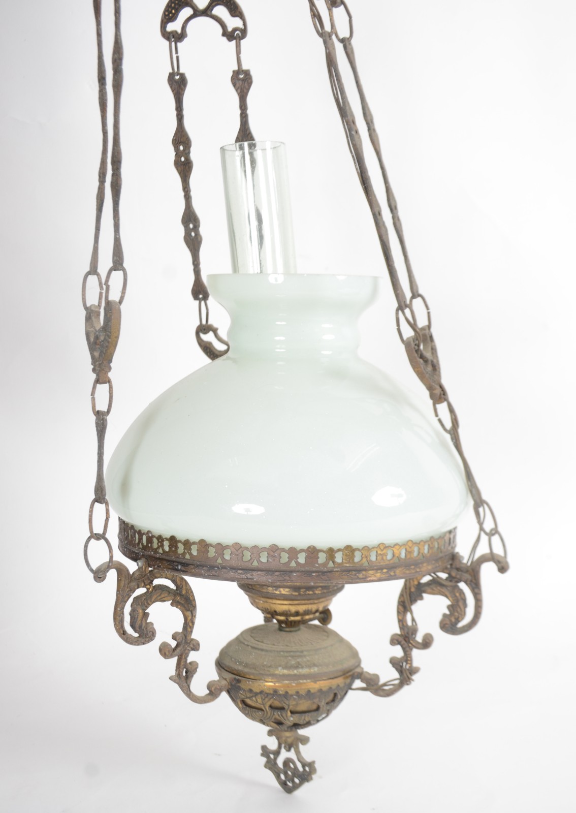 Lustre de metal com cúpula de vidro opalinado branco. - foto 2 de 5