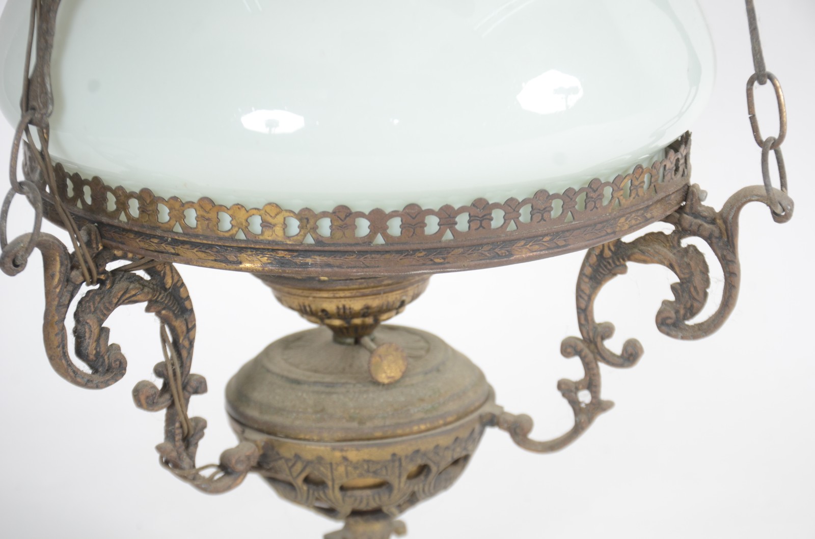 Lustre de metal com cúpula de vidro opalinado branco. - foto 4 de 5