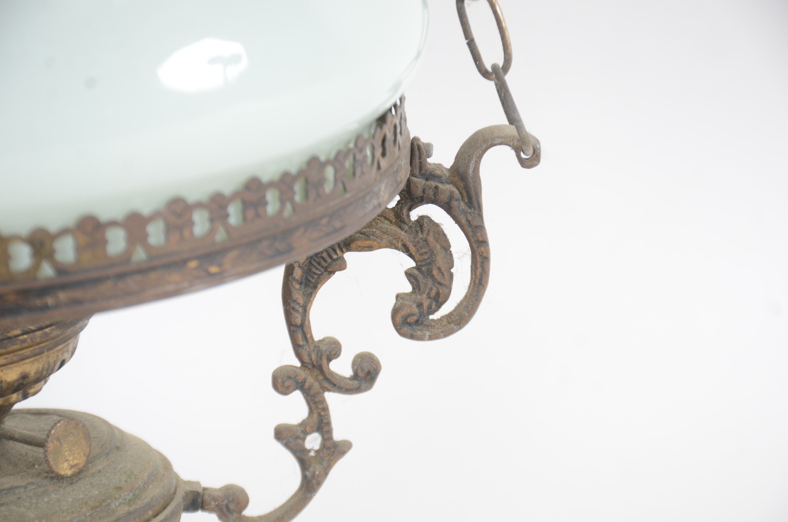 Lustre de metal com cúpula de vidro opalinado branco. - foto 5 de 5