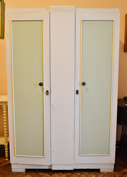Armário ART DECO de madeira pintada, com 2 portas, med. 1,16 x 59...