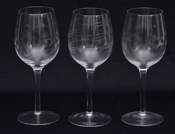 Conjunto com 16 cálices de vidro para vinho.