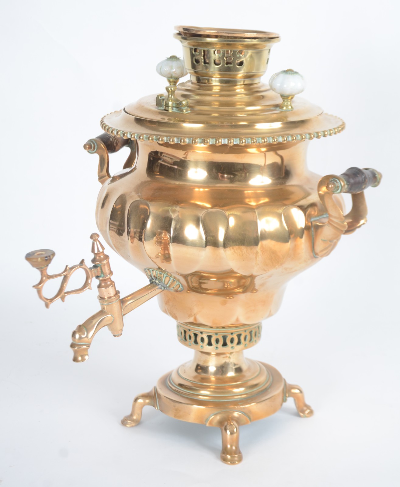 Samovar russo de metal dourado, corpo trabalhado em gomos, alças... - foto 1 de 11
