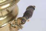Samovar russo com chaleira de metal dourado, ba... - Samovar russo com chaleira de metal dourado, base redonda. Pegas guarnecidas em madeira torneada com puxadores também em madeira. Apresenta selo...