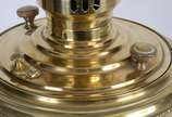 Samovar russo com chaleira de metal dourado, ba... - Samovar russo com chaleira de metal dourado, base redonda. Pegas guarnecidas em madeira torneada com puxadores também em madeira. Apresenta selo...