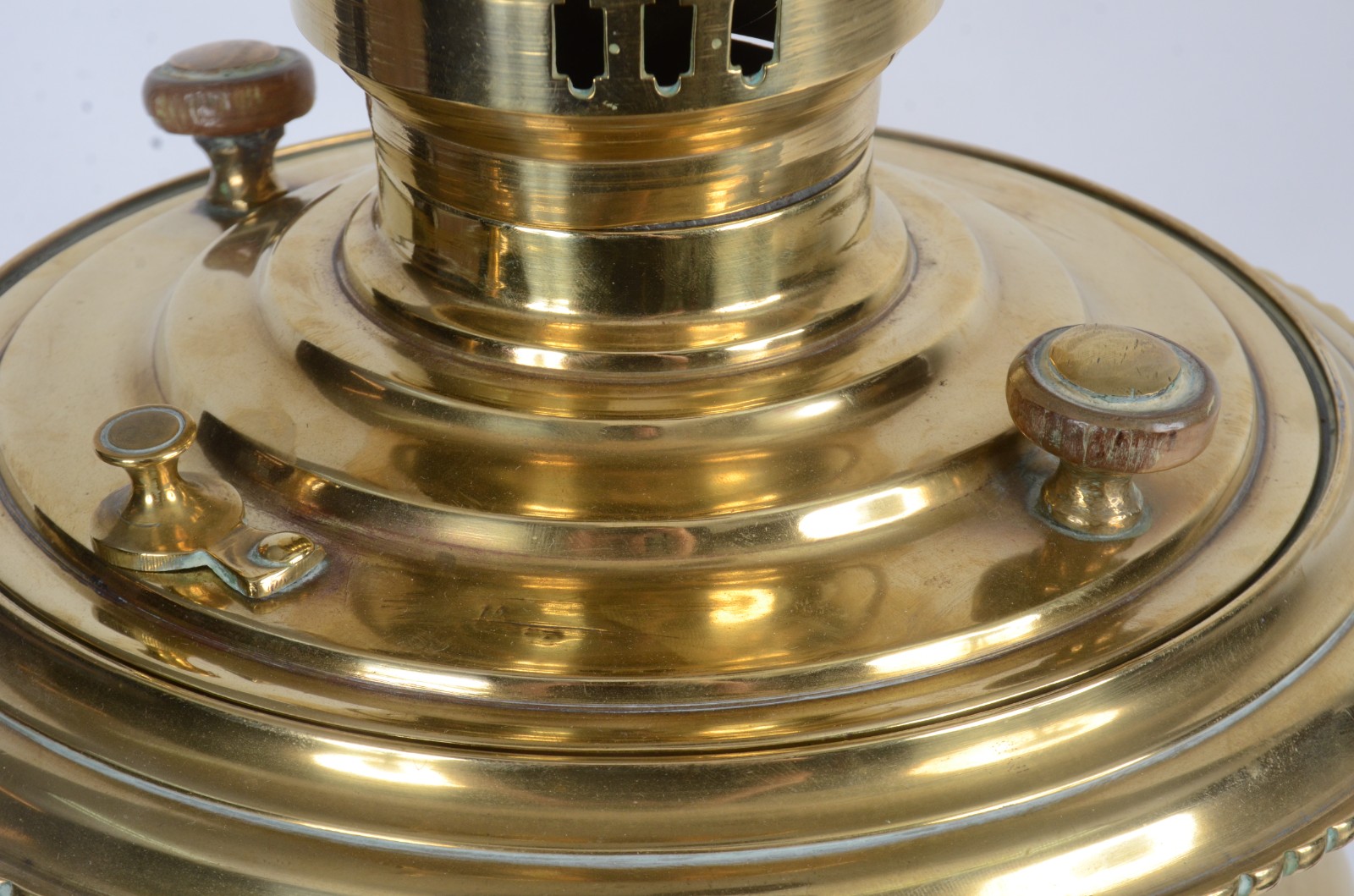 Samovar russo com chaleira de metal dourado, base redonda. Pegas... - foto 10 de 10