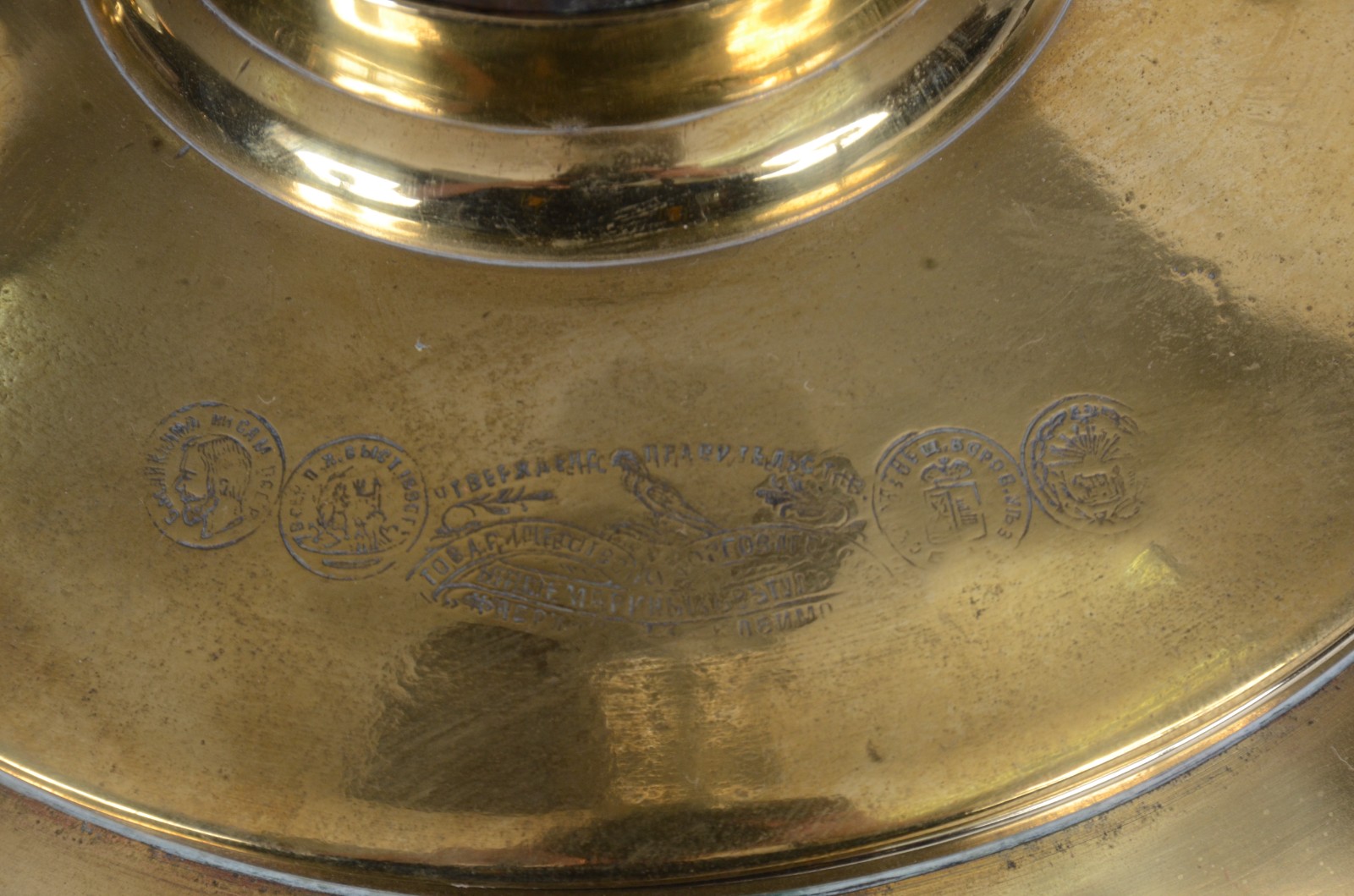 Samovar russo de metal dourado, base redonda com pés de garra, alças... - foto 10 de 11