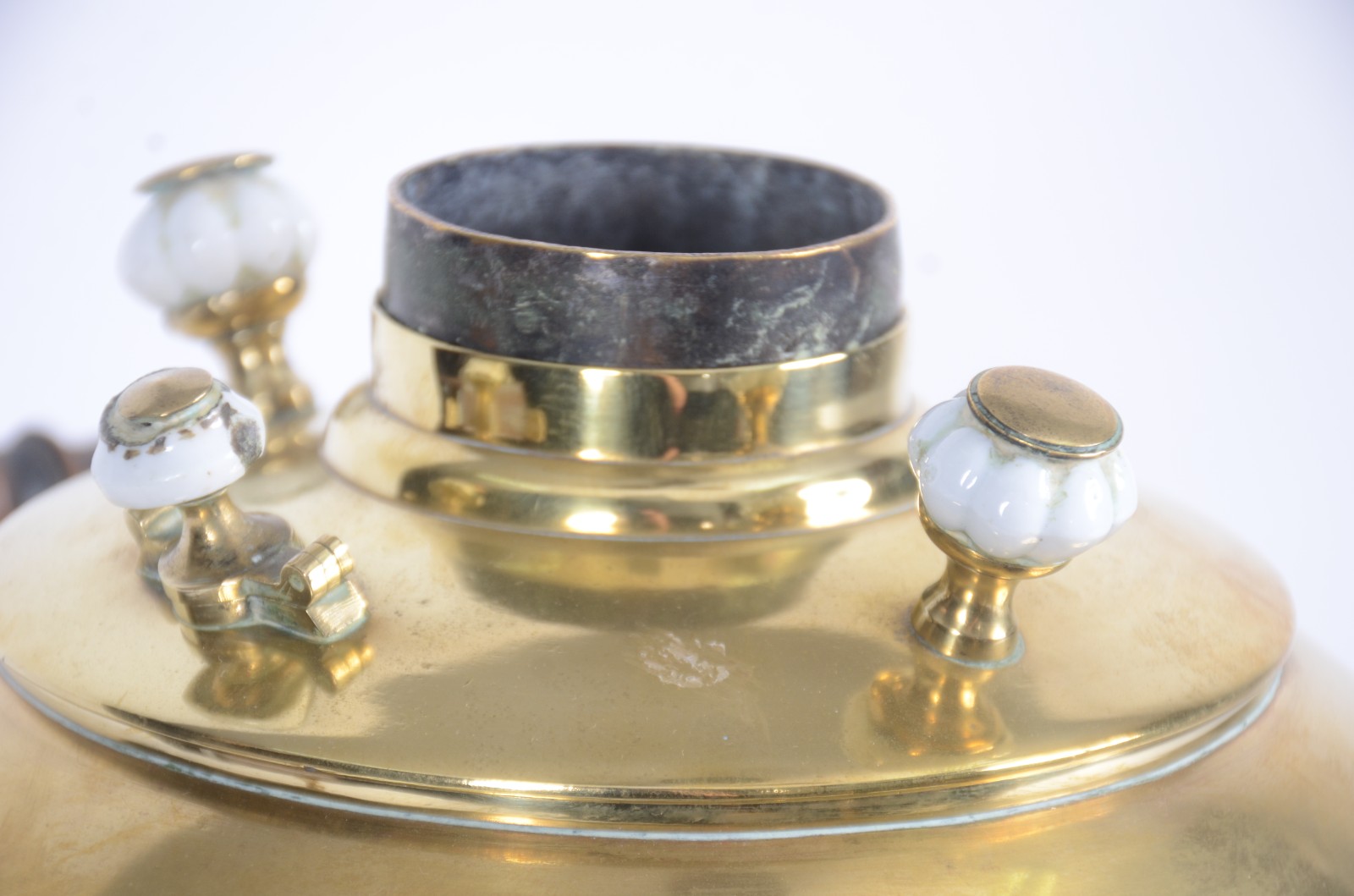 Samovar russo de metal dourado, base redonda com pés de garra, alças... - foto 11 de 11